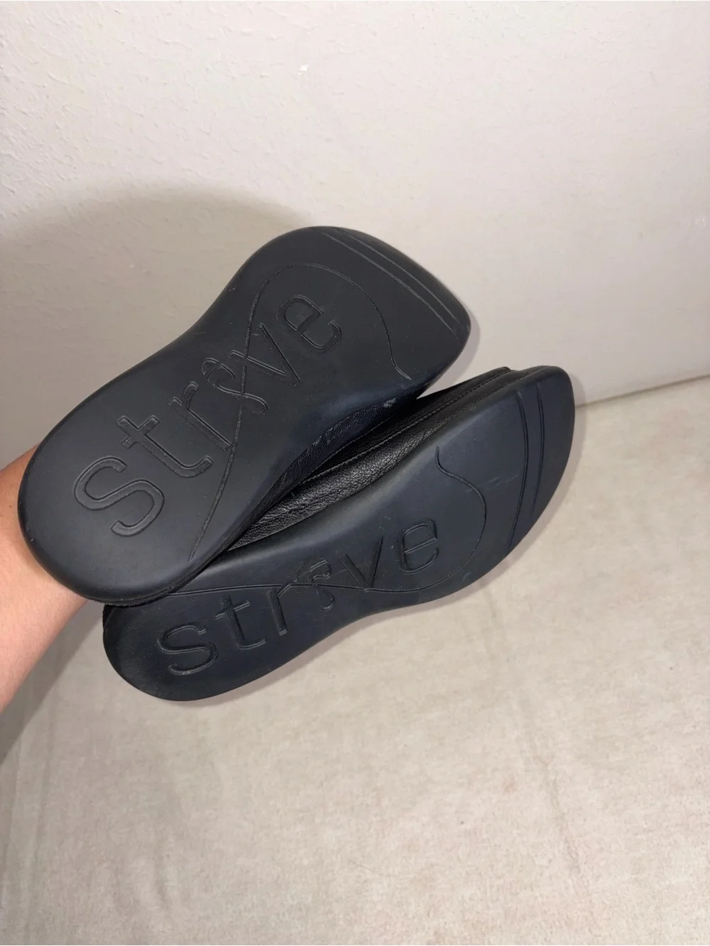 Strive Capri II Women’s‎ Black Leather Slide Sandals comfort Size 9.5/10